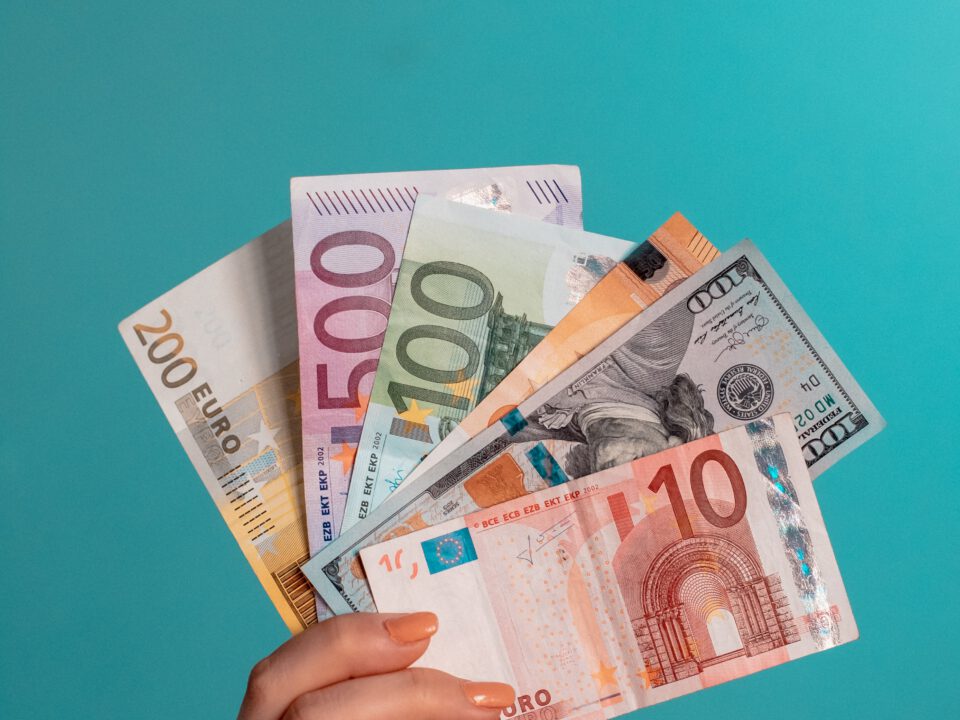 Banknoty Euro w dłoni - wskazówki dotyczące zwrotu podatku z Niemiec